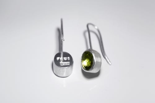 Image of "To attain a desired goal" silver earrings with chrysolites · FRUI VOTIS ·