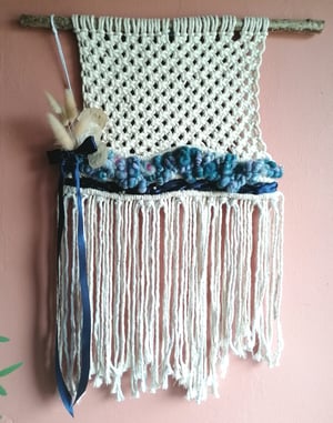 Medium sized macra-weave with handspun art yarn 