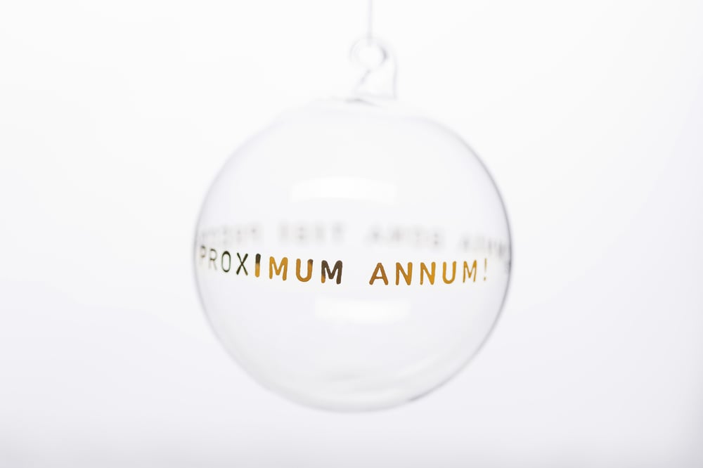 Image of "All the best in New Year!" 10 cm Christmas tree ball with gold inscription in Latin