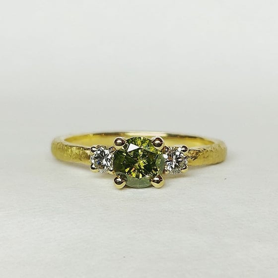 Beeld van Green diamond ring