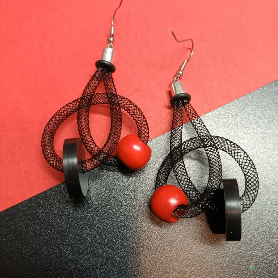 Image of medium size mesh knot earrings black/red