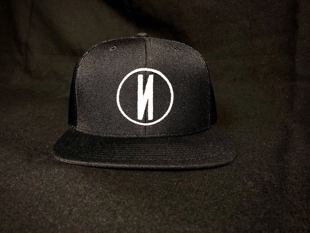 "Circle" Logo Flat Bill Trucker Hat (Blk/Wht)