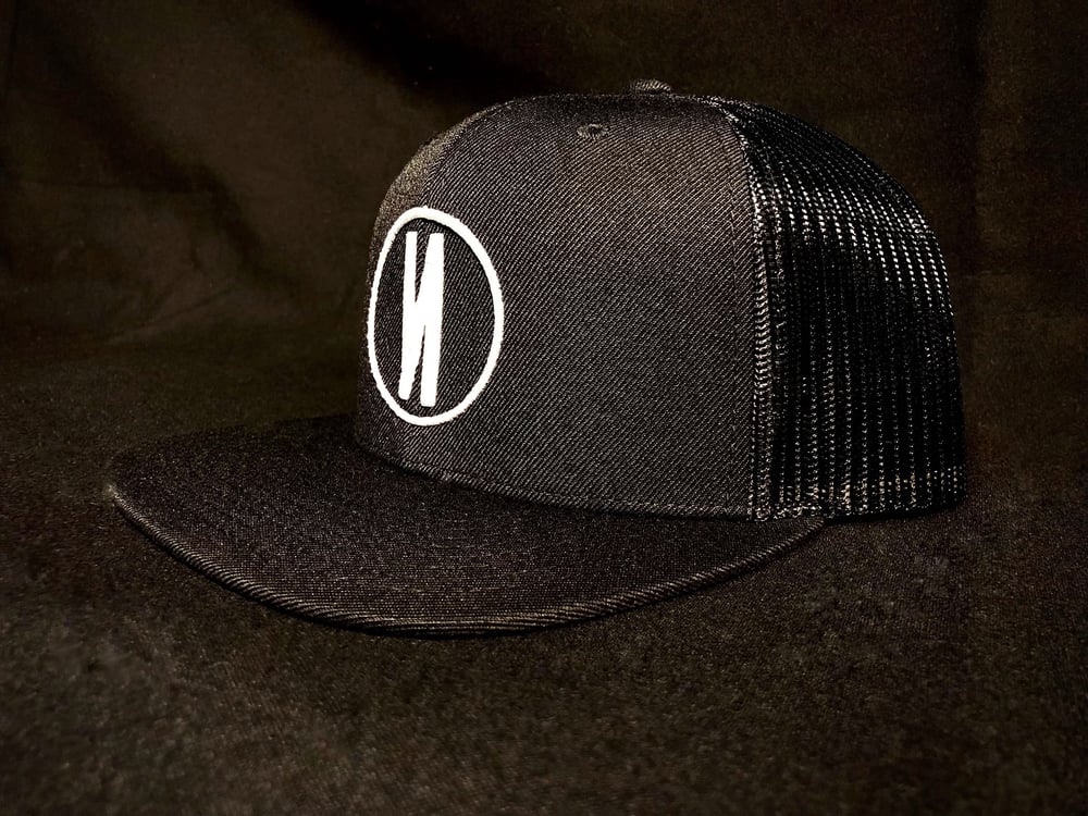 "Circle" Logo Flat Bill Trucker Hat (Blk/Wht)