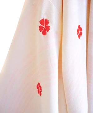 Image of Hvid-Rosa silke kimono med røde asters