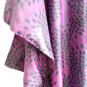 Image of Lillapink silkekimono med grønne krysante-mum blomster