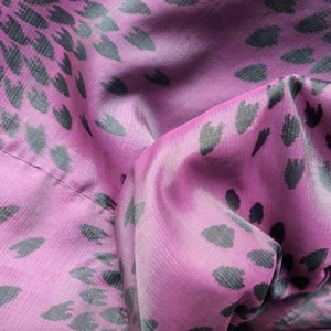 Image of Lillapink silkekimono med grønne krysante-mum blomster