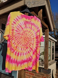 Men's (unisex) yellow and pink spiral T