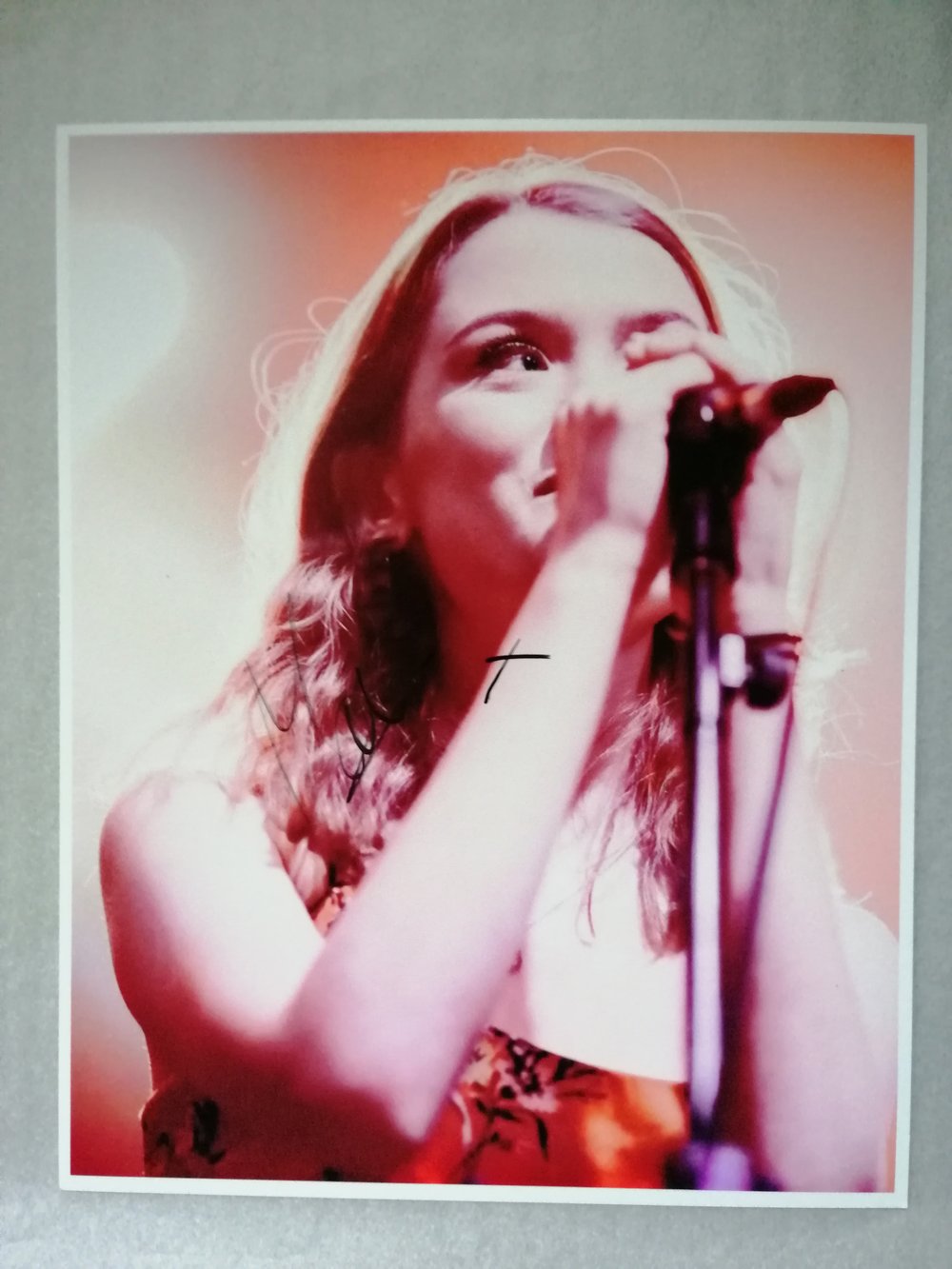 Singer Maisie Peters Signed 10x8