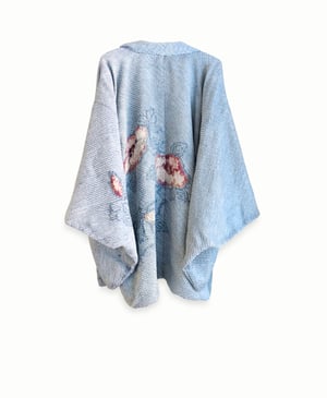 Image of Kort kimono af petroleumsblå silke m. prikmønster/blommeblomst