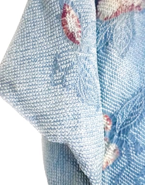 Image of Kort kimono af petroleumsblå silke m. prikmønster/blommeblomst