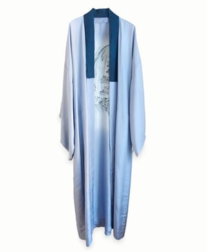 Image of Herrekimono af dueblå silke med maleri