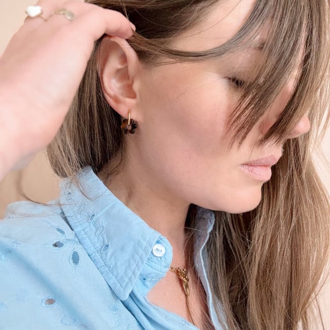 JEANNETTE  | Créoles mini en acier inoxydable doré & petite fleur en acétate