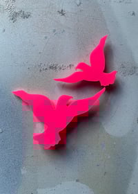 Set of 2 x flying birds - Fluorescent Pink 