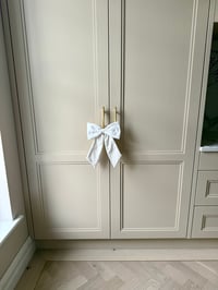The Ivory Linen Story Bow