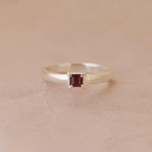 Image of Red Garnet square cut 4 claws round band silver ring