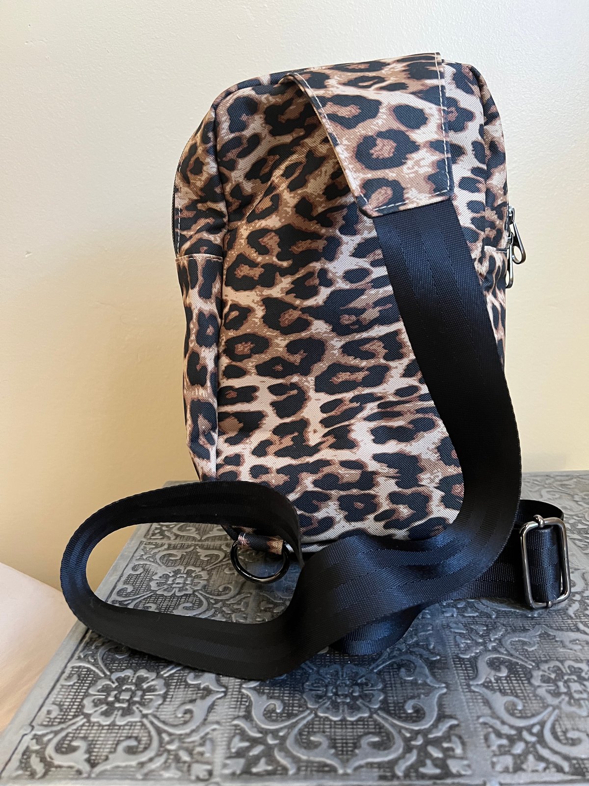 animal print sling bolsa