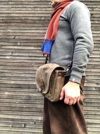 Image 3 of Musette in waxed canvas with leather adjustable shoulder strap and closing flap medium size