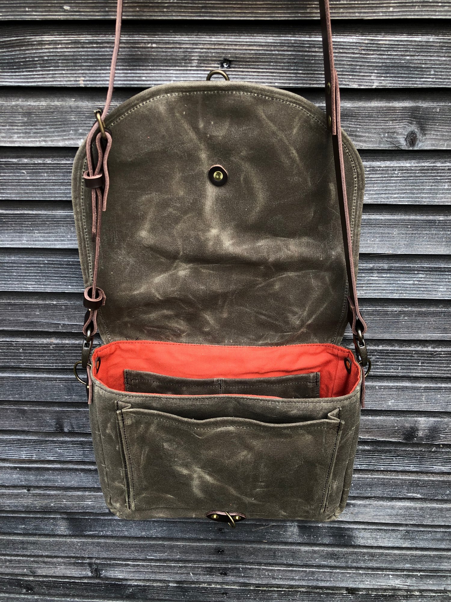 Image of Musette in waxed canvas with leather adjustable shoulder strap and closing flap medium size