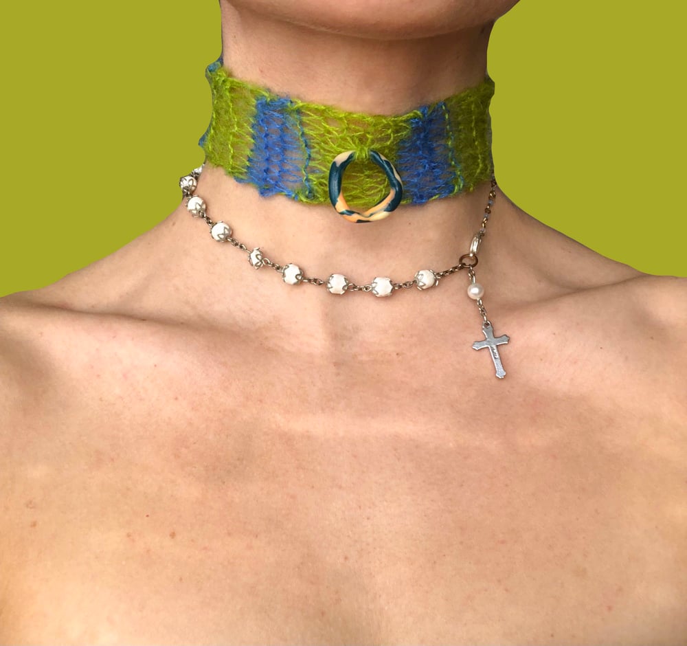 KNIT CHOKER WITH CLAY BEAD O RING