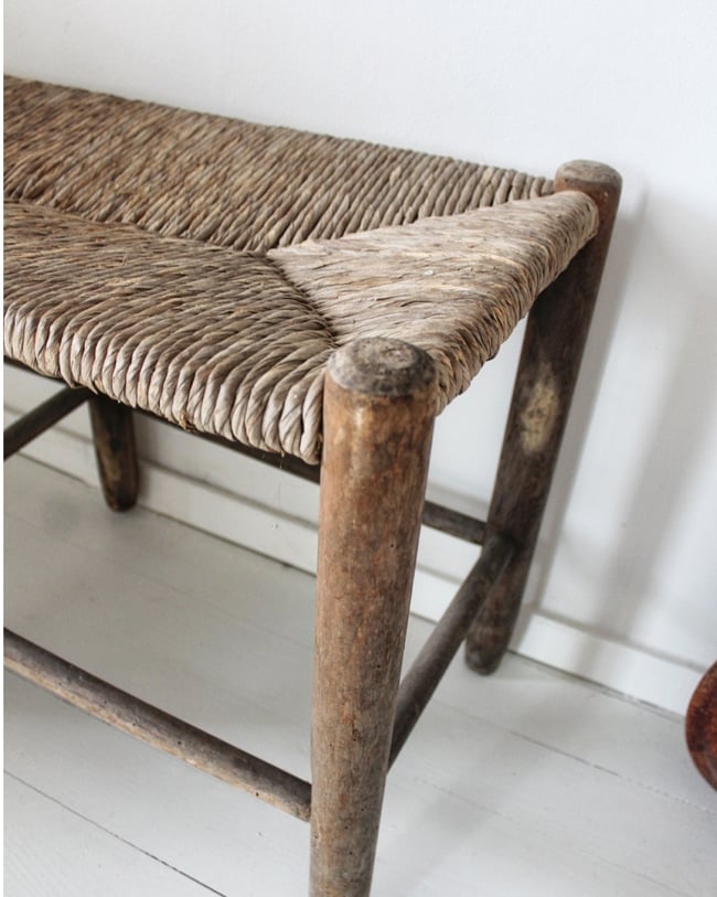 Banc bois et paille. 