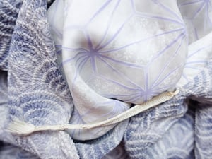 Image of Kort kimono af dueblå silke m. vifter