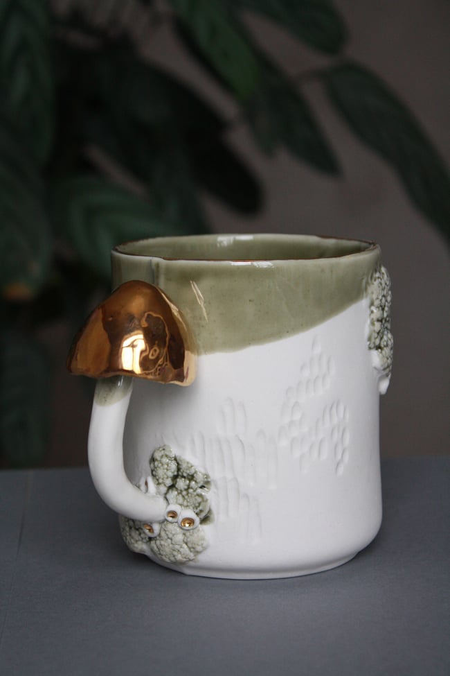 Zaļa krūze ar sēni