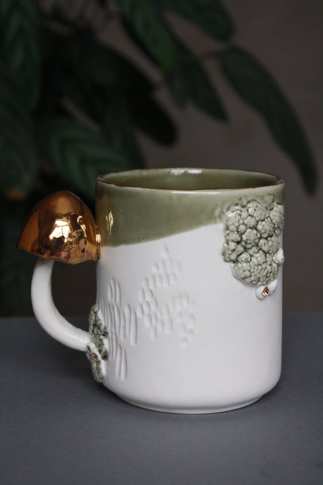 Zaļa krūze ar sēni