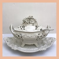 Image 2 of Soupière italienne en porcelaine blanche Capodimonte.