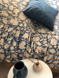 Image 1 of Linge ancien couvre lit grosses fleurs