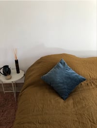 Image 1 of Coussin velours bleu