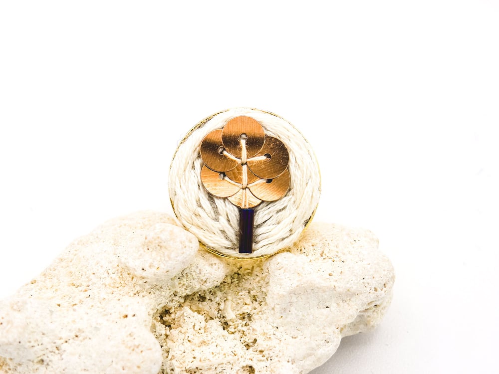Image of Collezione NIRIDE • anello con fiore ricamato 