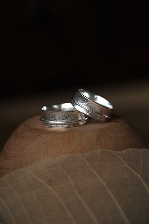 Image of Leaf print spinner ring