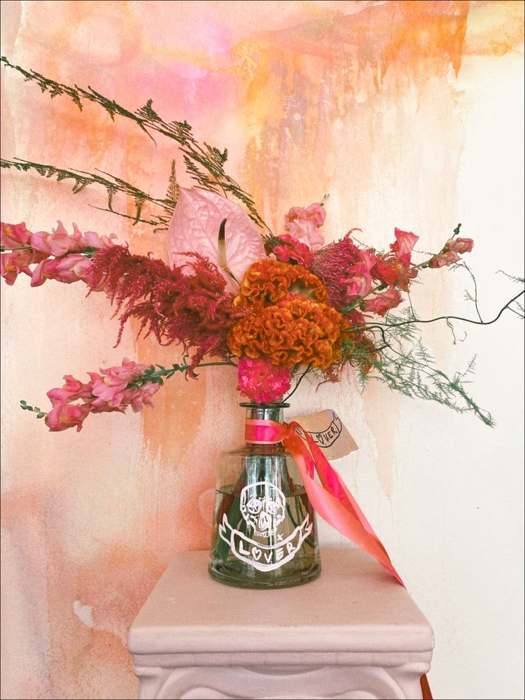Image of lovers + skulls vase 
