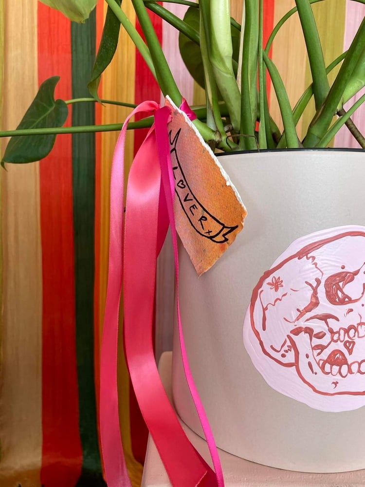 Image of lovers + skulls pot
