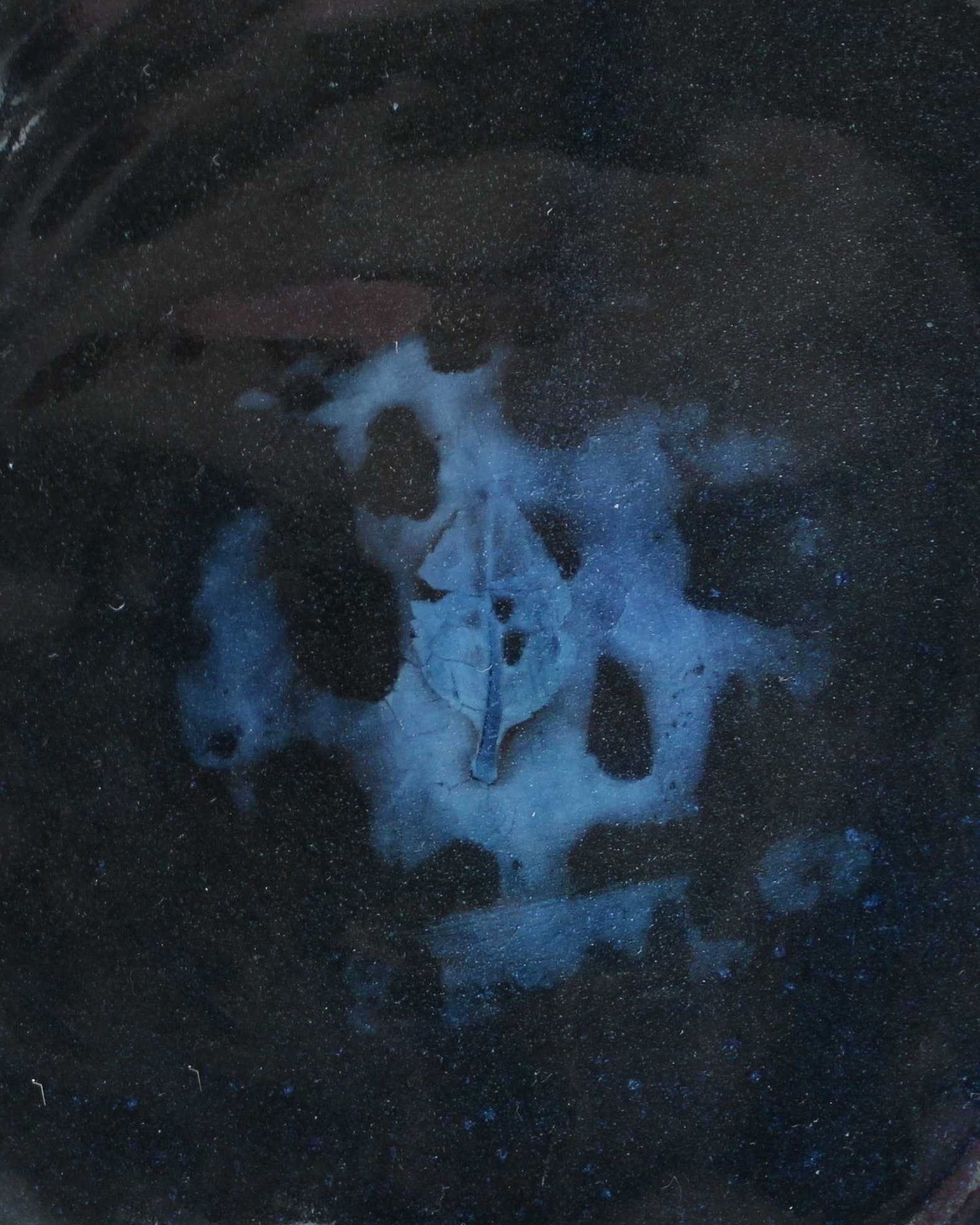 Image of Plate, with three legs and a finger mark