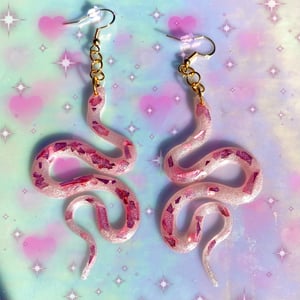 love bites resin snake drop earrings 🐍