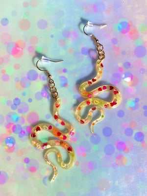 love bites resin snake drop earrings 🐍