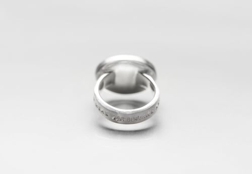 Image of "My loveliest creatures" teddy-bear’s silver ring with photo and rock crystal  · VOS, MEAE.. ·