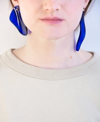 Image 3 of ASYMMETRIC EARRINGS _ BLUE