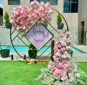 Image of  Shinny gold round metal backdrop 