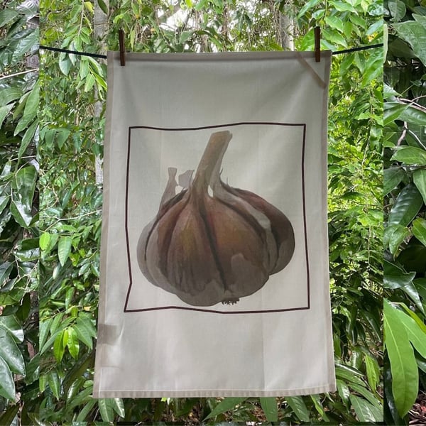 Image of Tea towel:  Garlic by Chips Mackinolty