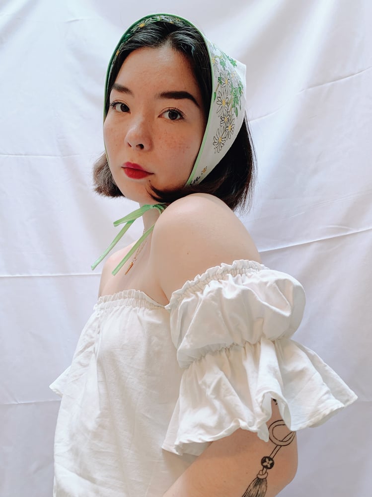 Image of Triangle Head Scarf — Vera Neumann Daisies (Mint Green Ties)