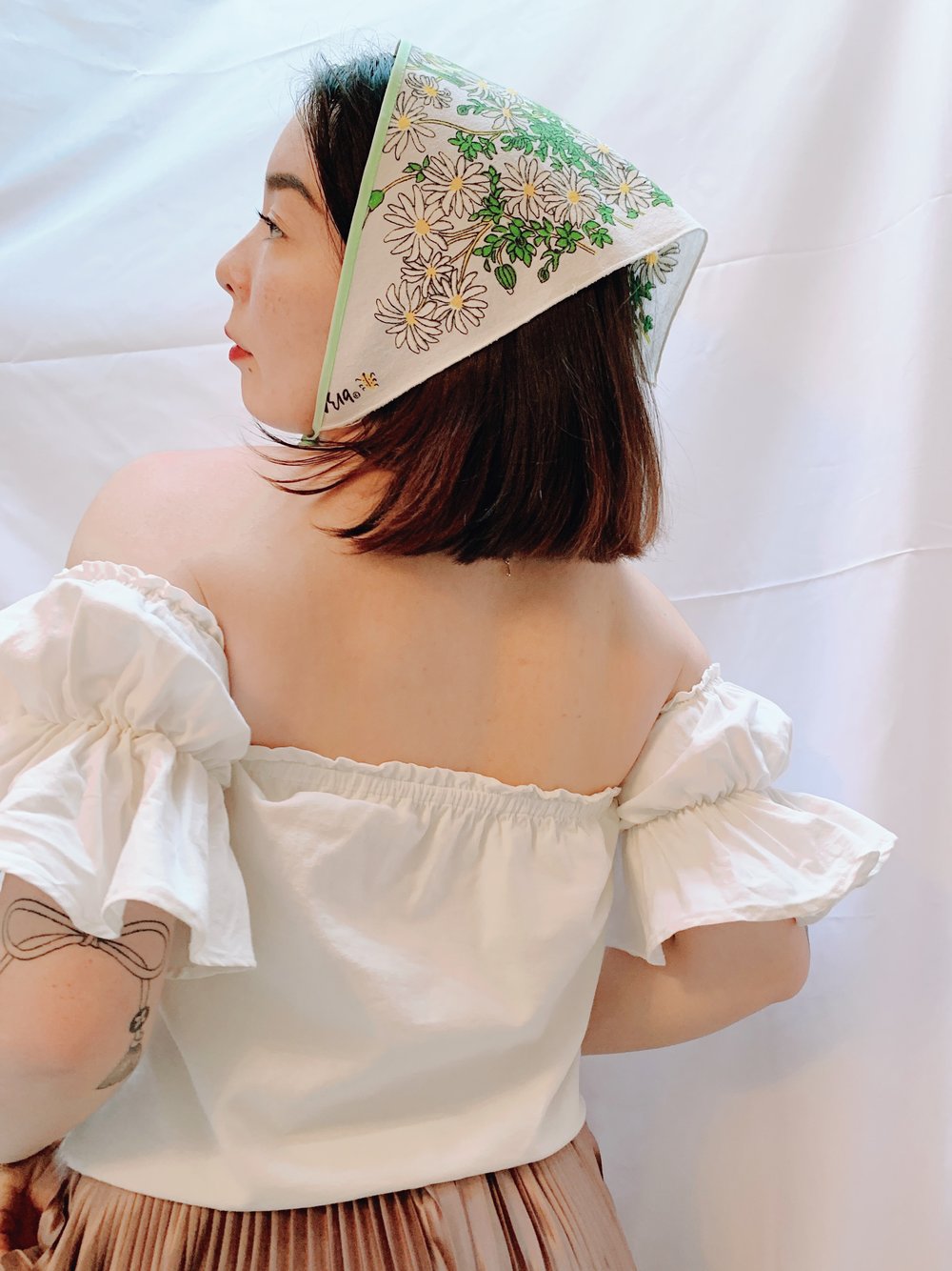 Image of Triangle Head Scarf — Vera Neumann Daisies (Mint Green Ties)
