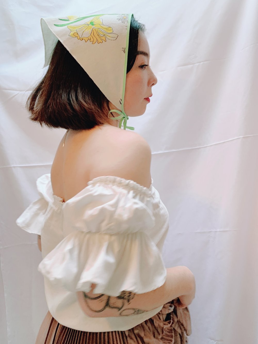 Image of Triangle Head Scarf — Vera Neumann Daffodils (Mint Green Ties)