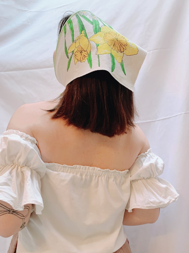 Image of Triangle Head Scarf — Vera Neumann Daffodils (Mint Green Ties)