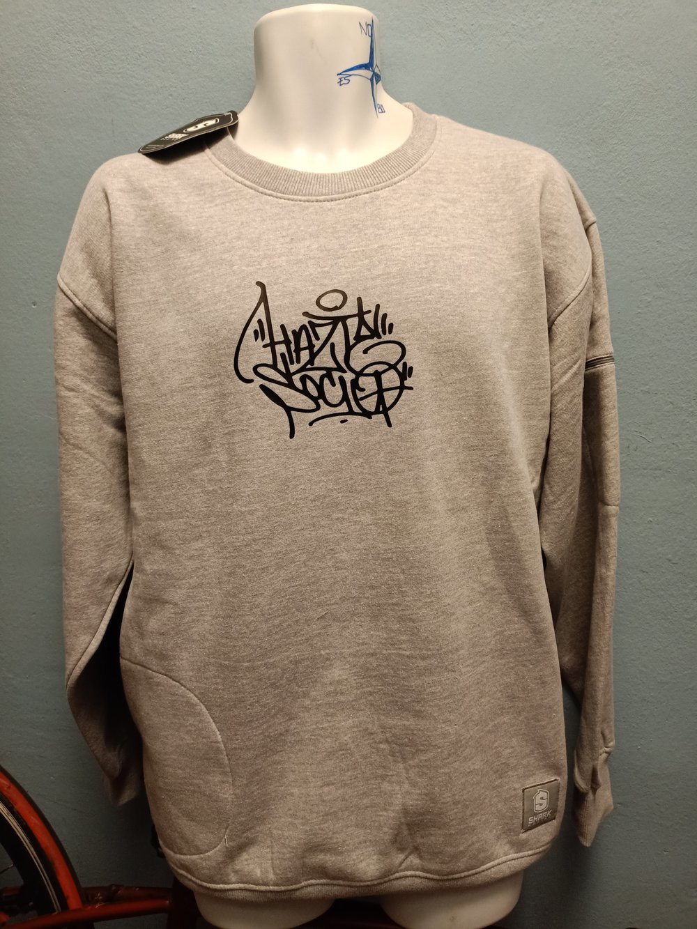 Image of Sudadera con bolsillos de cremallera gris "HAZTE SOCIO"