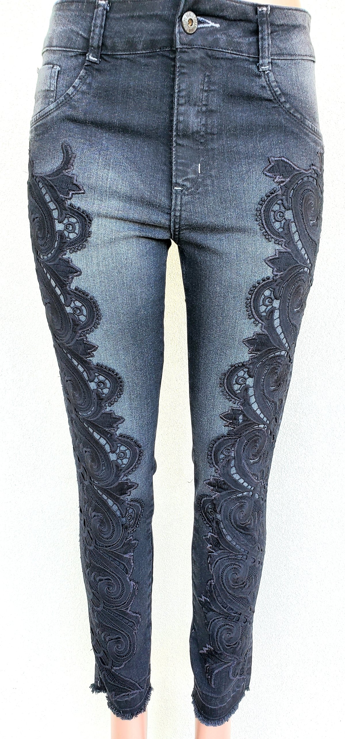 Wavy Black Lace Jeans BR329
