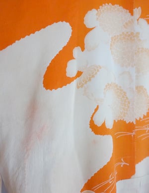 Image of Brændt orange silkekimono med krysantemum og bambus /'Too Fairy'