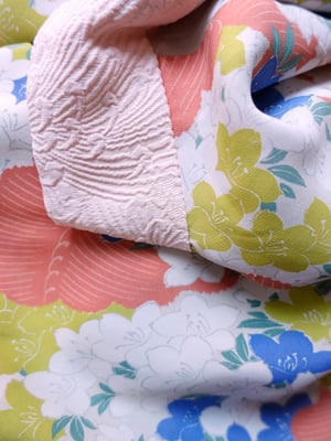 Image of Blomstret silkekimono med rosa krave