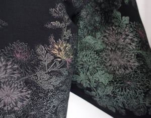 Image of Sort kort kimono af silke med metallisk blomsterflor